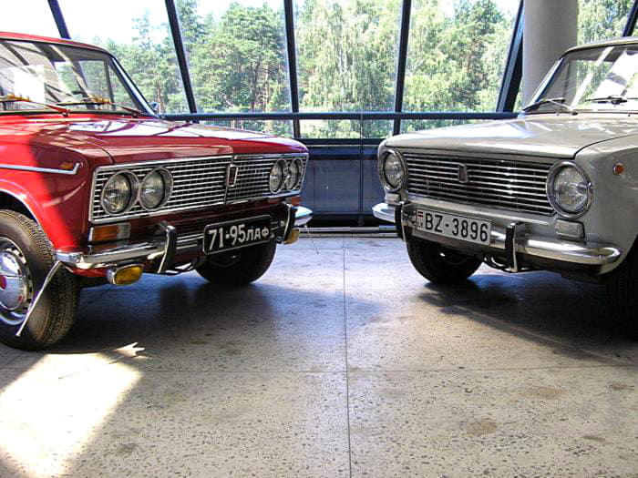  Рис. 6. Первые модели ВАЗа — ВАЗ-2103 и ВАЗ-2101 